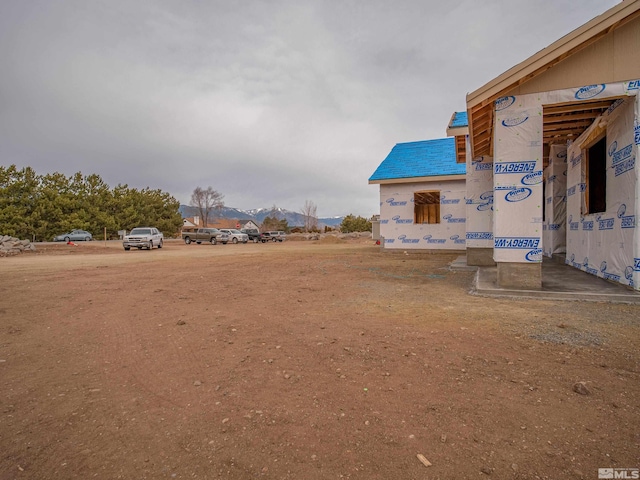 view of yard with a mountain view