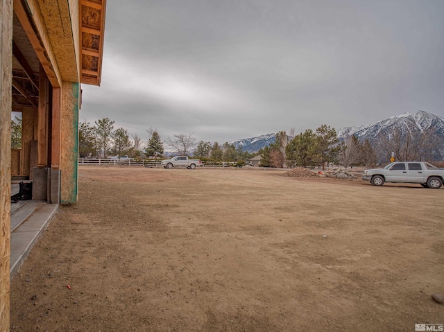 view of yard featuring a mountain view