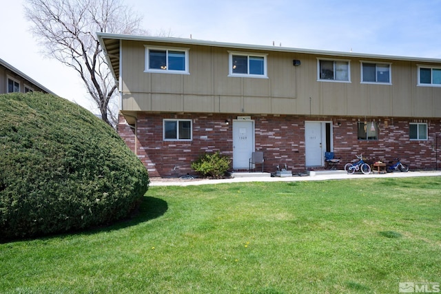 view of front facade with a front yard