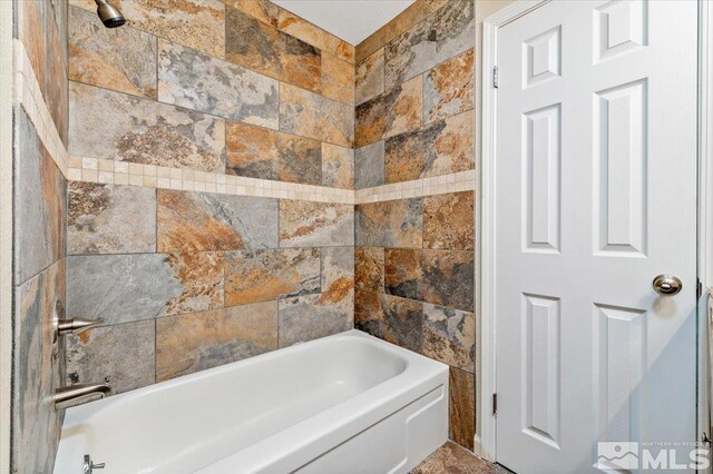 bathroom with tiled shower / bath