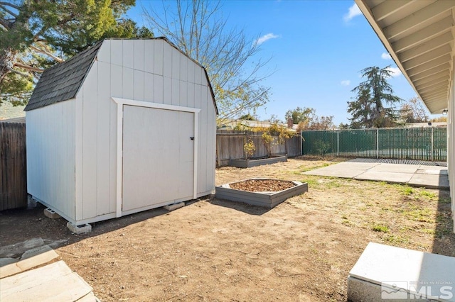 view of yard featuring a shed and a patio area