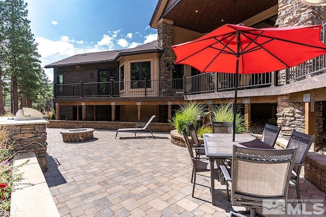 view of patio featuring an outdoor fire pit