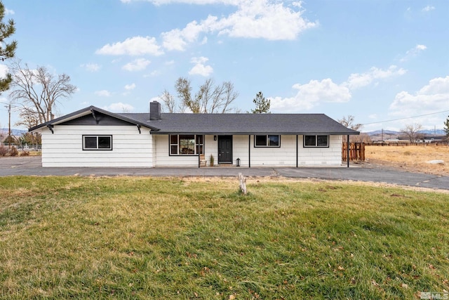 ranch-style home featuring a front yard