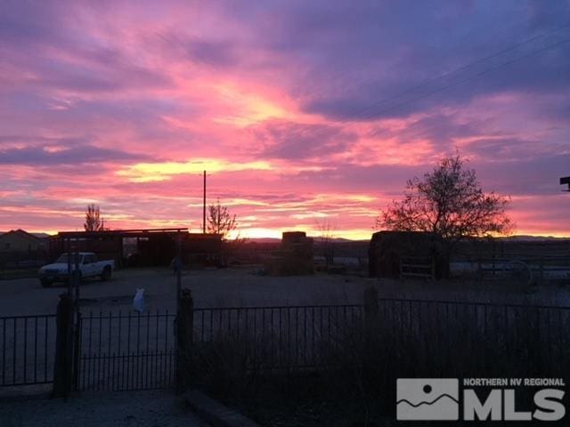 view of yard at dusk