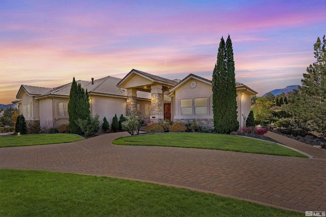 view of front facade featuring a lawn