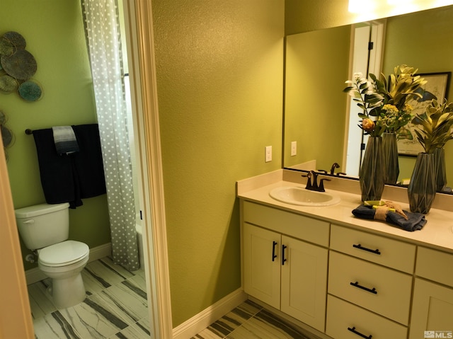 full bathroom with shower / bath combo with shower curtain, vanity, and toilet