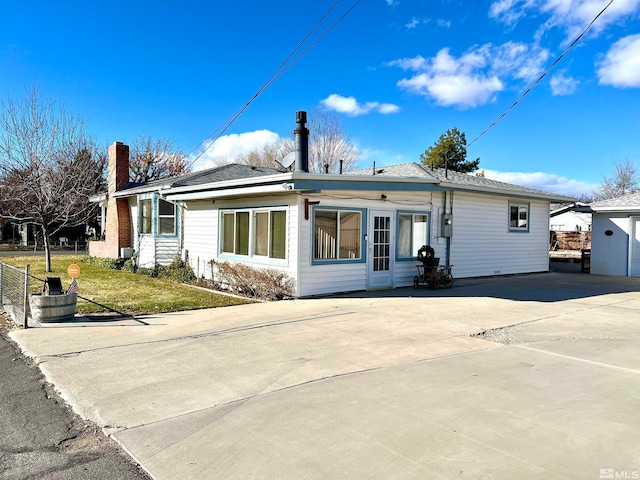 view of front of house featuring a front yard