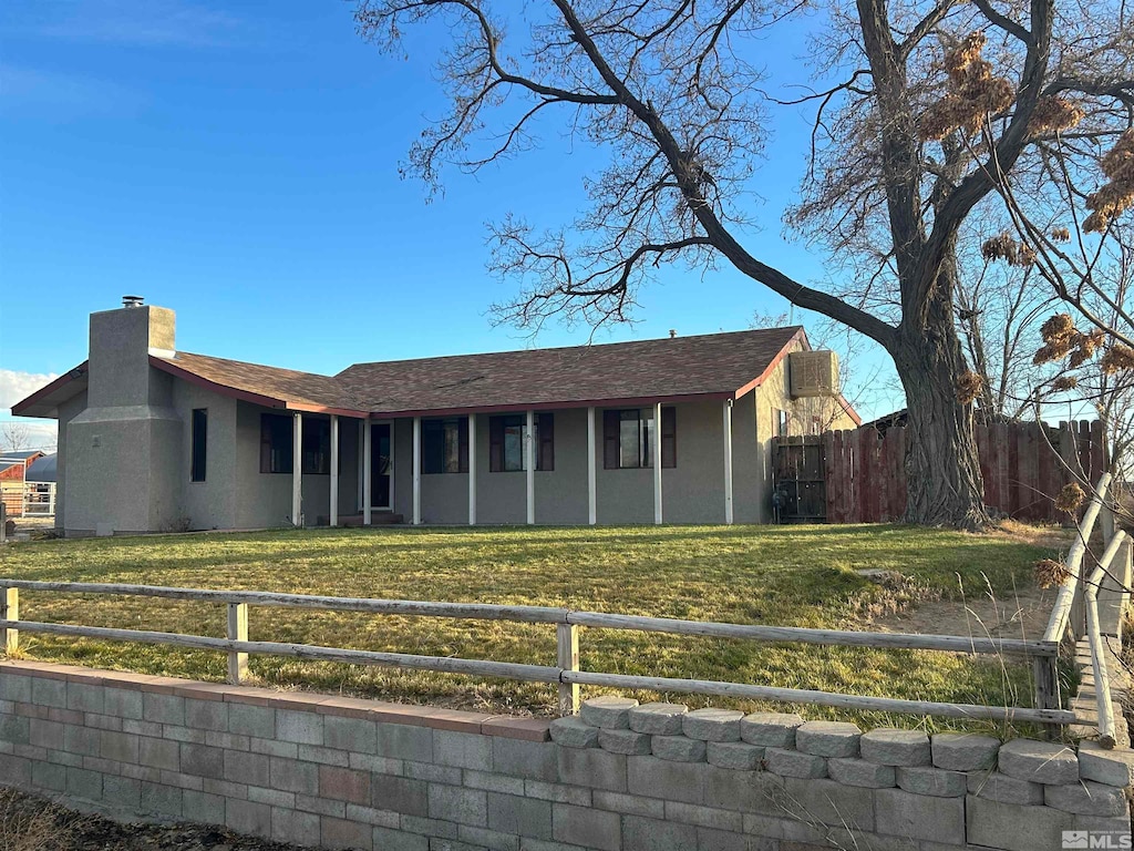 view of front of home featuring a front yard