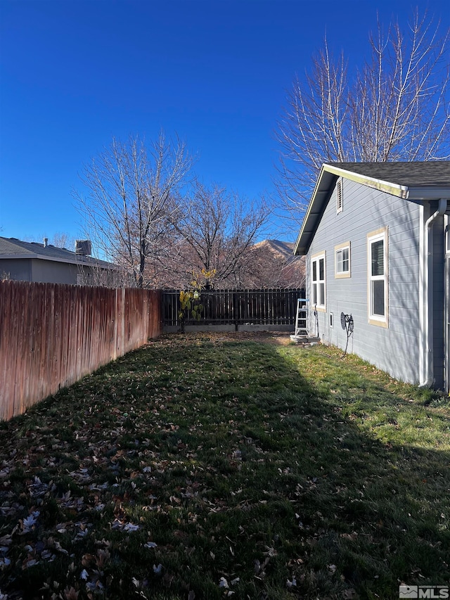 view of yard featuring a mountain view