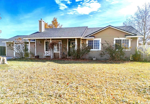 ranch-style home featuring a front lawn