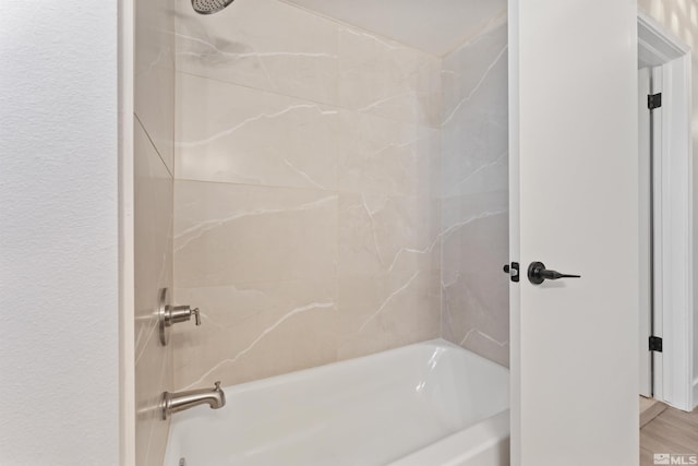 bathroom featuring tiled shower / bath combo