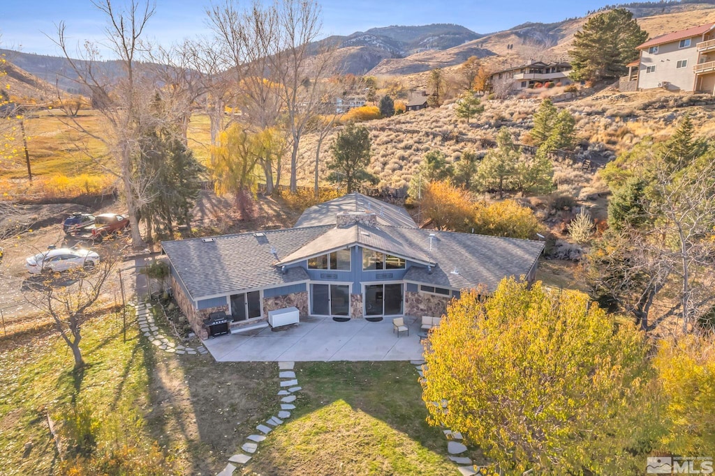 birds eye view of property featuring a mountain view