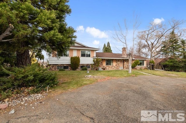 view of front of property featuring a front yard