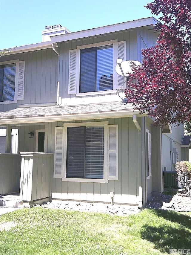 view of front of house with a front lawn