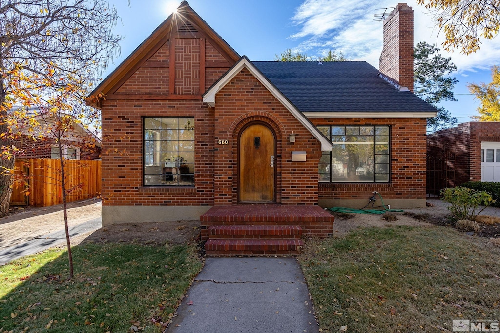 view of front facade featuring a front yard