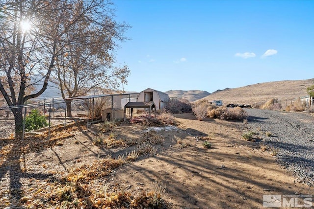 view of yard with a mountain view