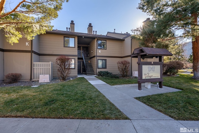 view of front facade featuring a front yard