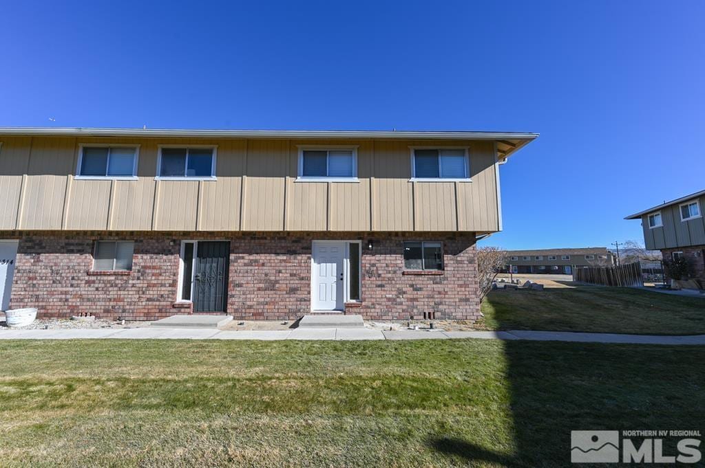 view of front of house with a front yard