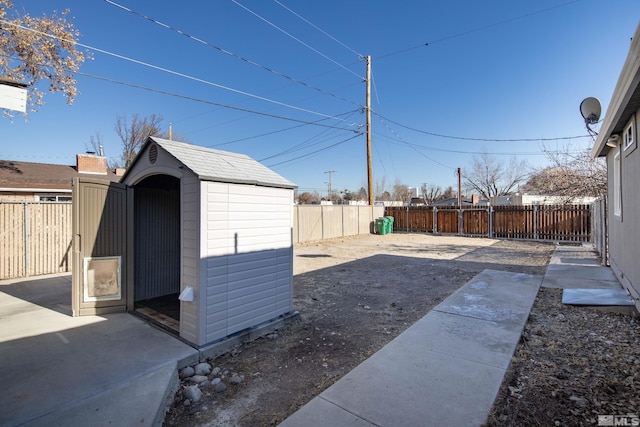 view of yard featuring a storage unit