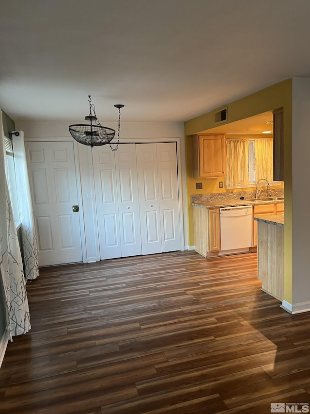 unfurnished dining area with a notable chandelier, dark wood-type flooring, and sink