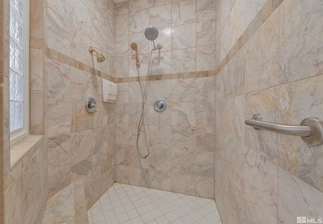 bathroom featuring a tile shower