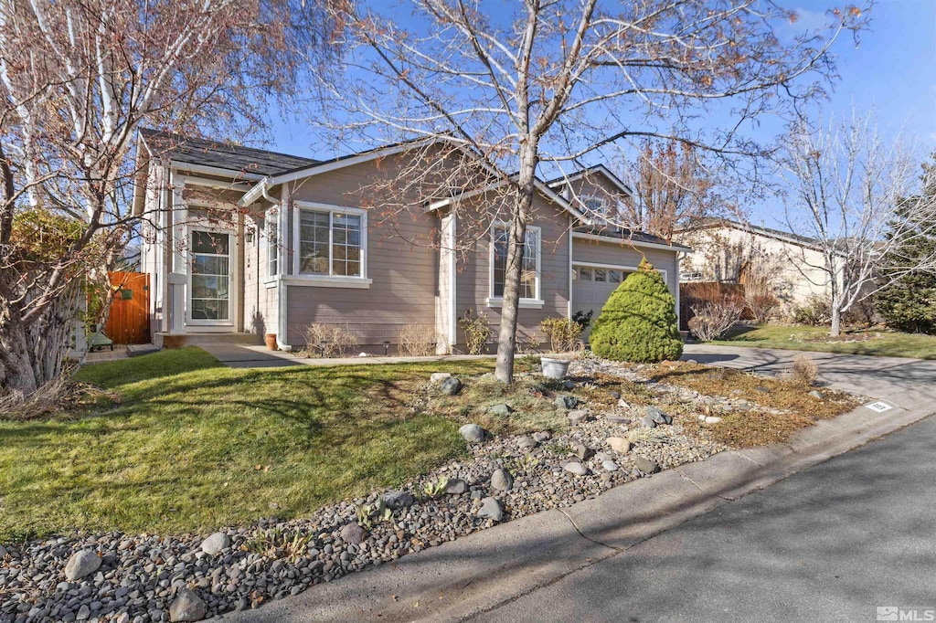 view of front of property with a front yard