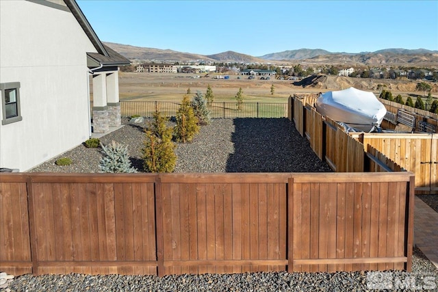 view of yard featuring a mountain view