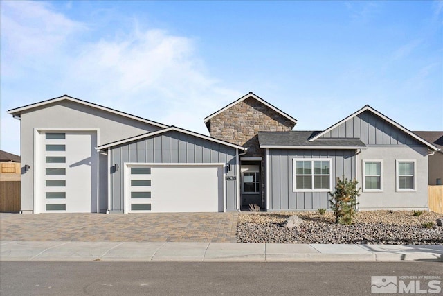 view of front facade featuring a garage