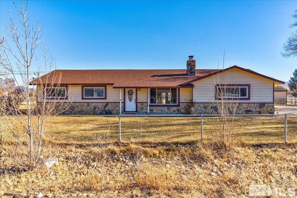 single story home with a front lawn