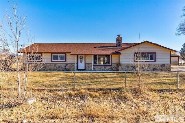 single story home with a front lawn