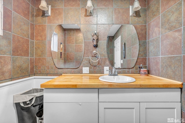 bathroom featuring decorative backsplash and vanity