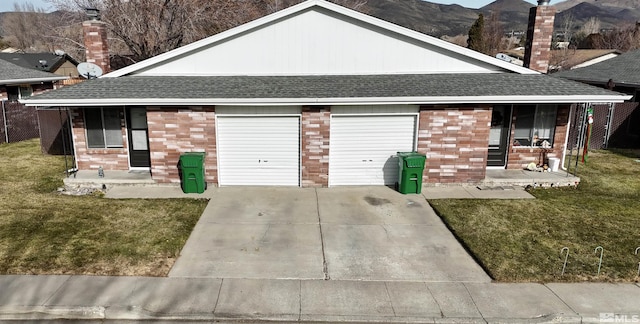 view of front of house featuring a mountain view, a garage, covered porch, and a front yard