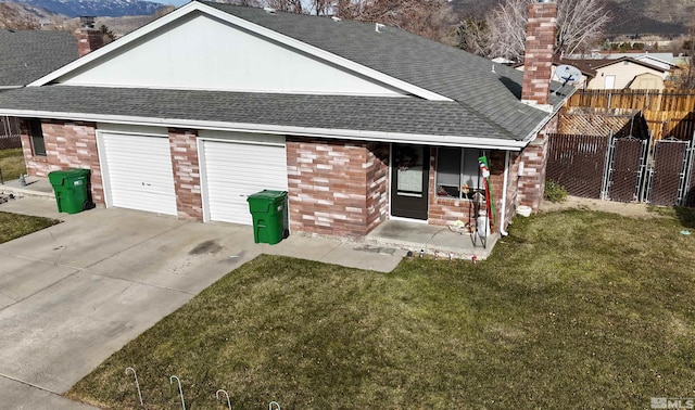 view of front of home featuring a mountain view, covered porch, and a front lawn