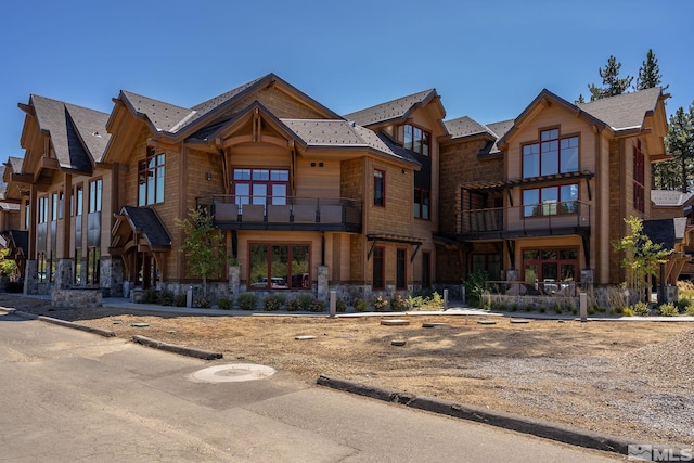 view of front of property featuring a balcony