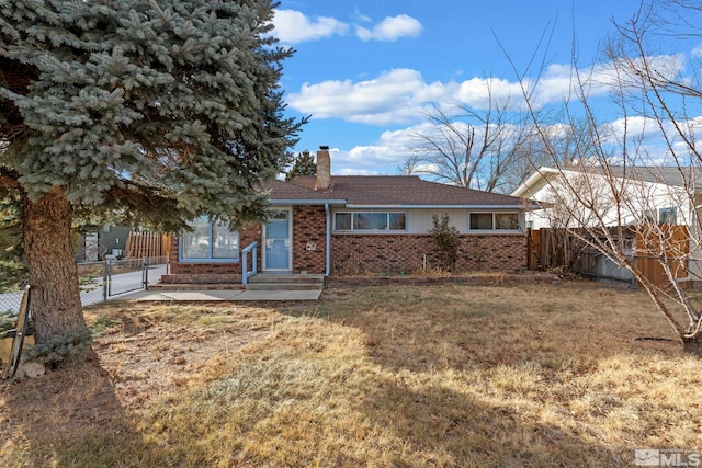 view of front of property with a front lawn