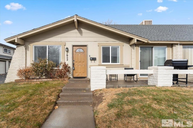 view of front of home featuring a front lawn