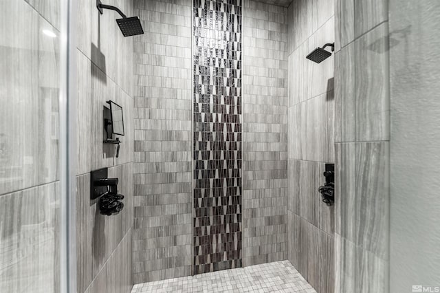 bathroom featuring a tile shower