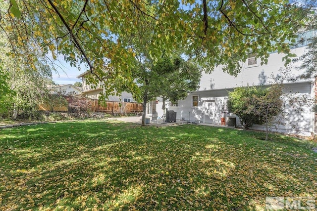 view of yard featuring a patio area