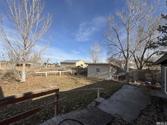 view of yard with an outbuilding