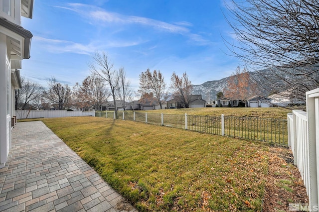 view of yard featuring a mountain view