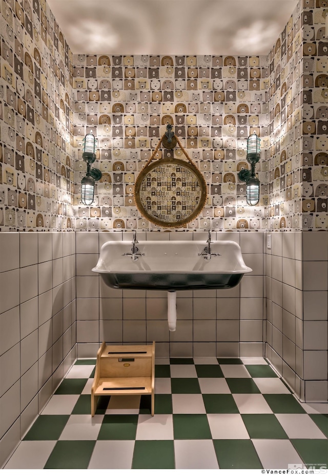 bathroom featuring tile walls