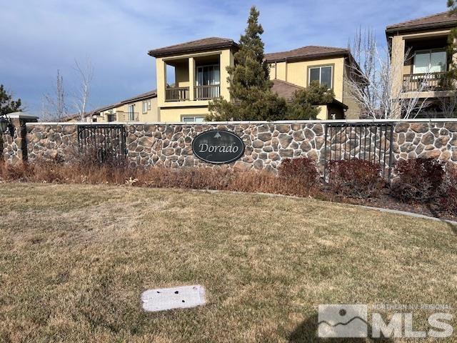 view of front facade featuring a front yard