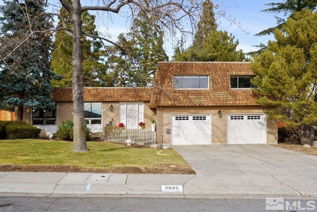 view of front of home featuring a front yard and a garage