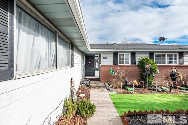 property entrance featuring a yard