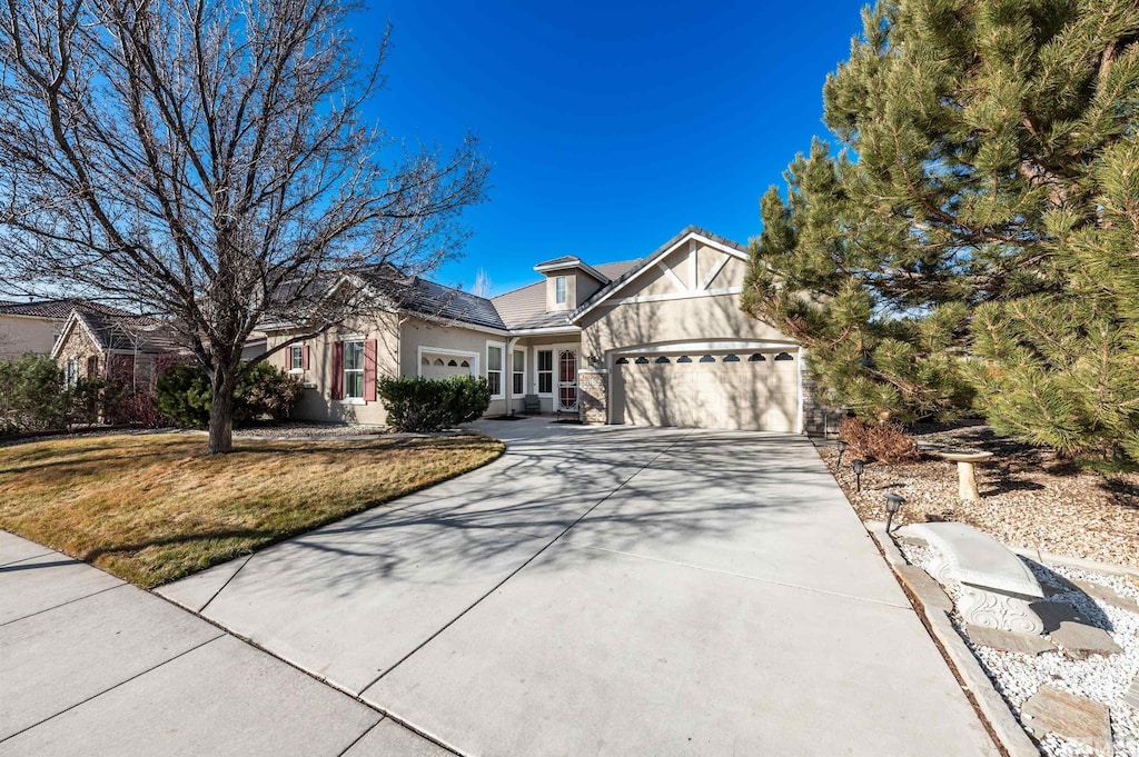 view of front of property featuring a front yard and a garage