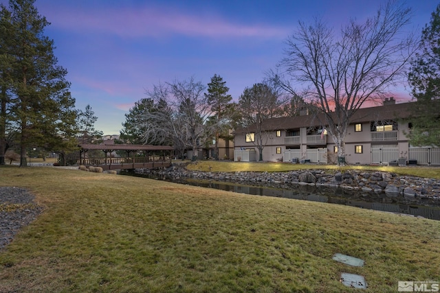 view of yard at dusk