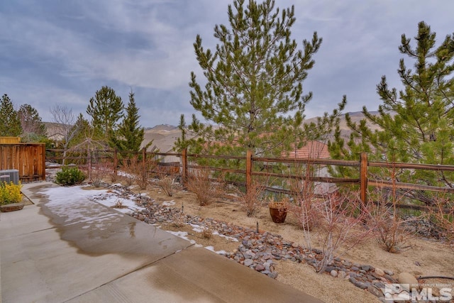 view of yard featuring a mountain view