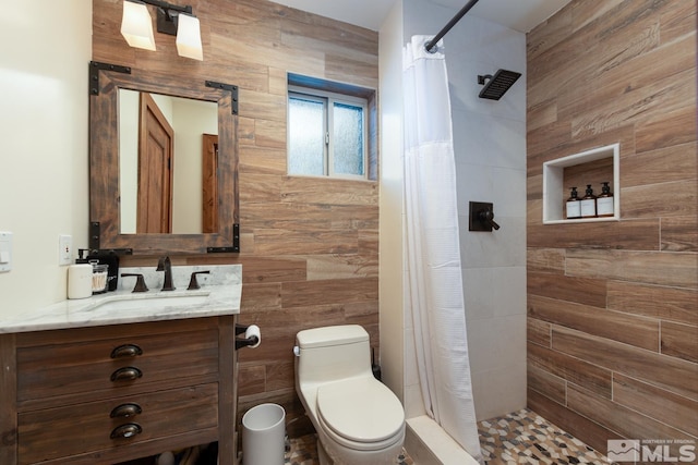 bathroom with a shower with curtain, vanity, and toilet