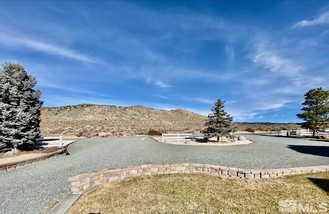 view of yard featuring a mountain view