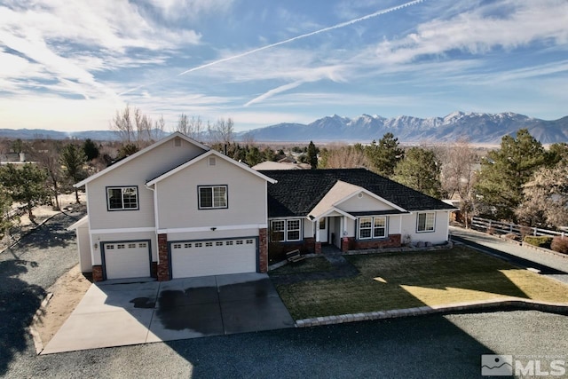 view of front of home featuring a mountain view, a garage, and a front yard